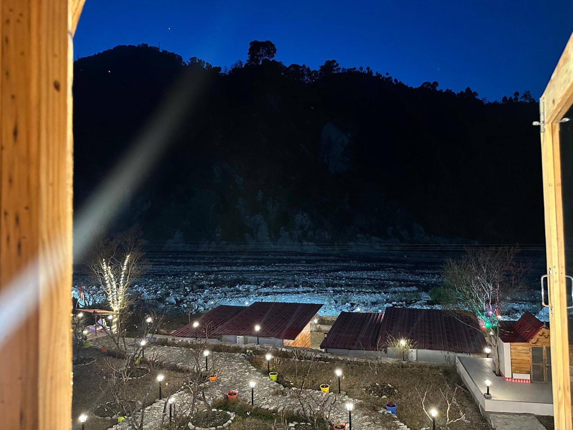 Cabana Riverside Resort - Kainchi Dham ไนนิตาล ภายนอก รูปภาพ