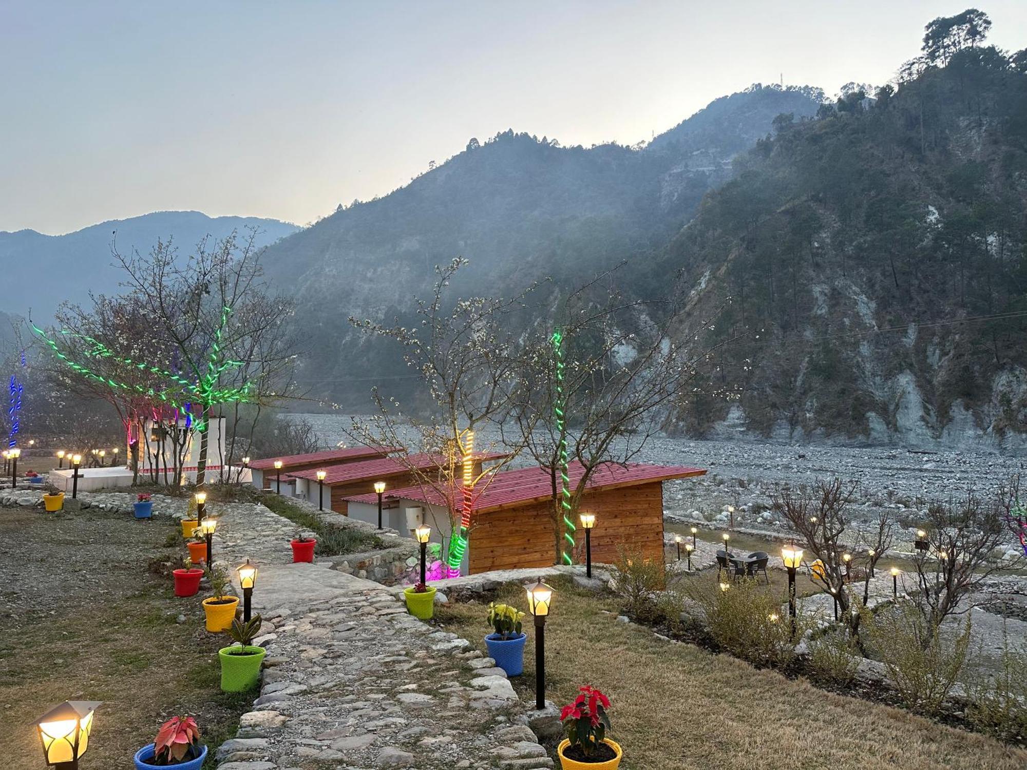 Cabana Riverside Resort - Kainchi Dham ไนนิตาล ภายนอก รูปภาพ