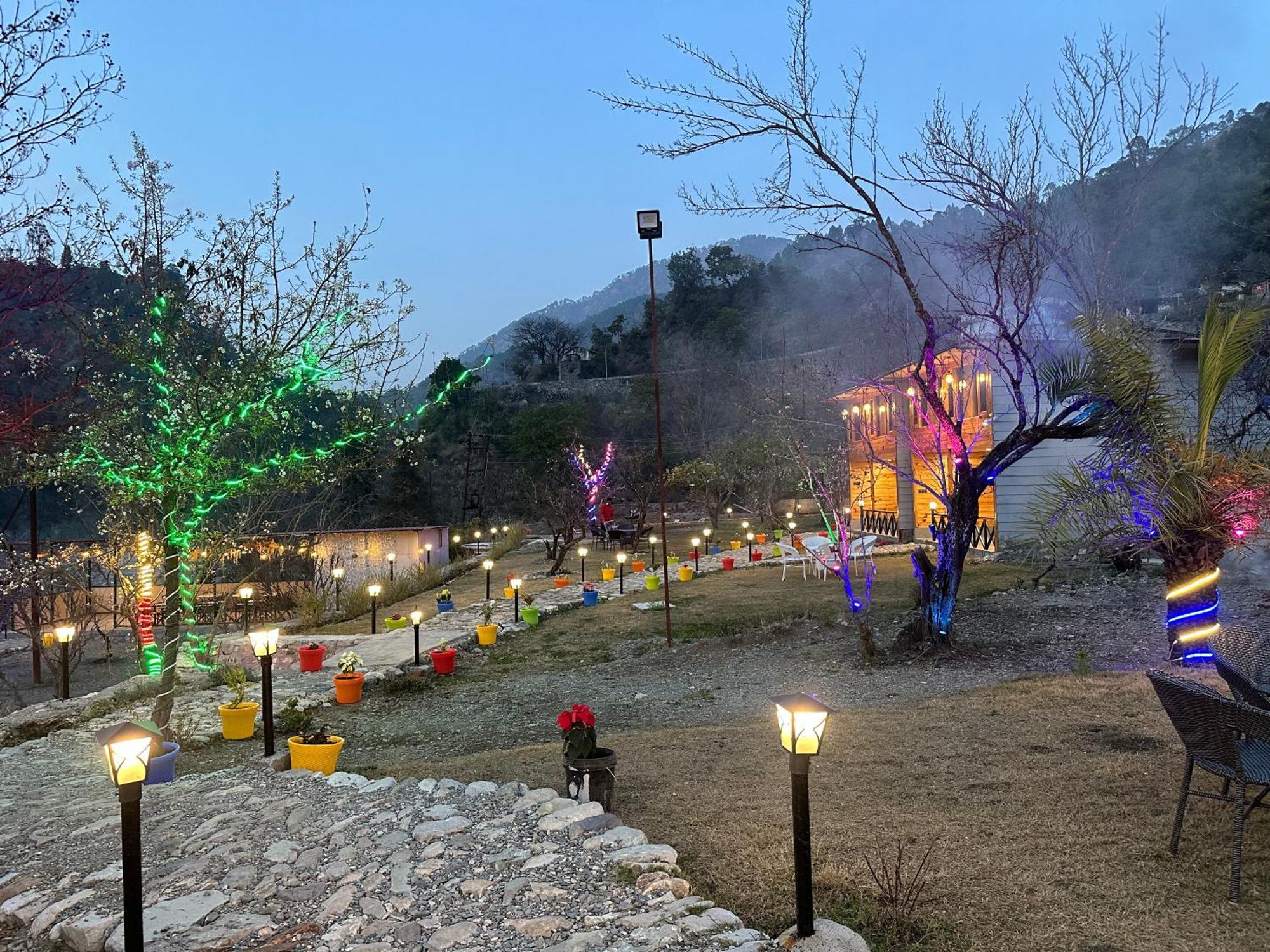 Cabana Riverside Resort - Kainchi Dham ไนนิตาล ภายนอก รูปภาพ