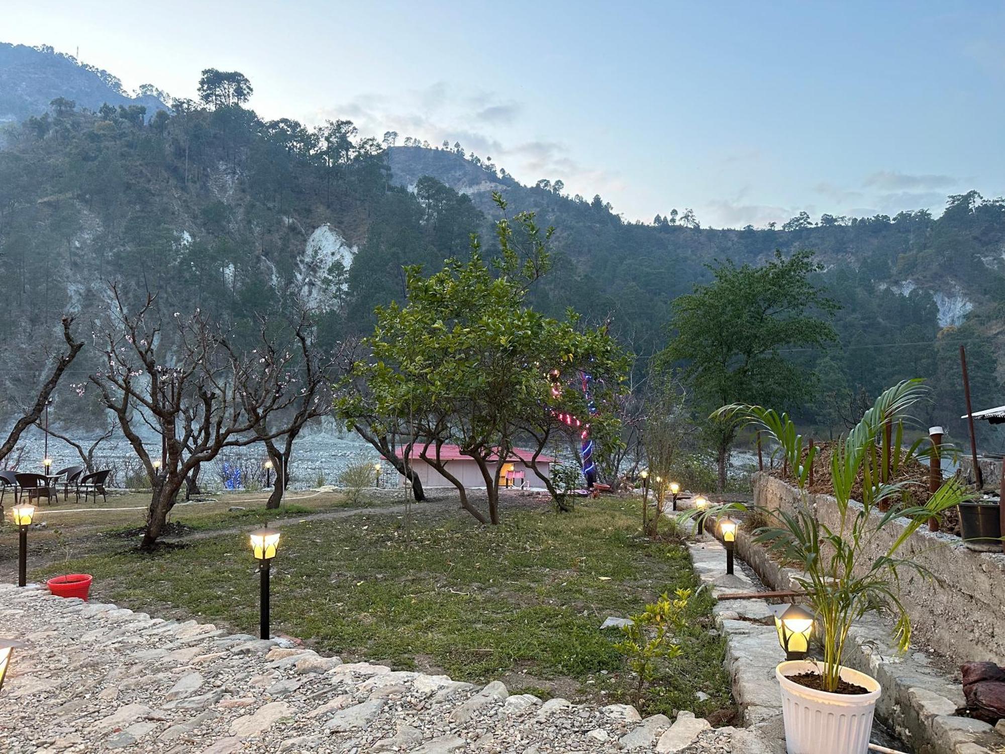 Cabana Riverside Resort - Kainchi Dham ไนนิตาล ภายนอก รูปภาพ