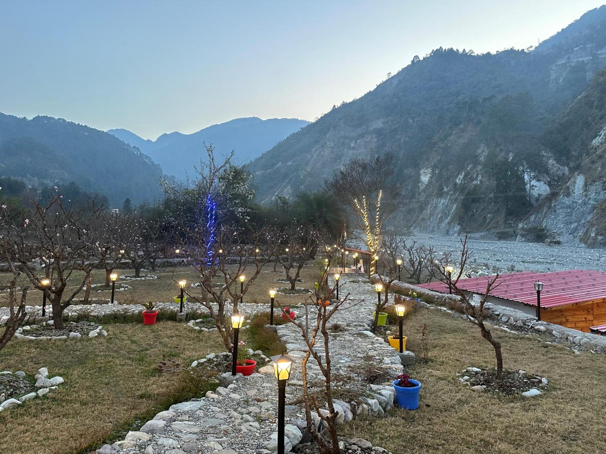 Cabana Riverside Resort - Kainchi Dham ไนนิตาล ภายนอก รูปภาพ